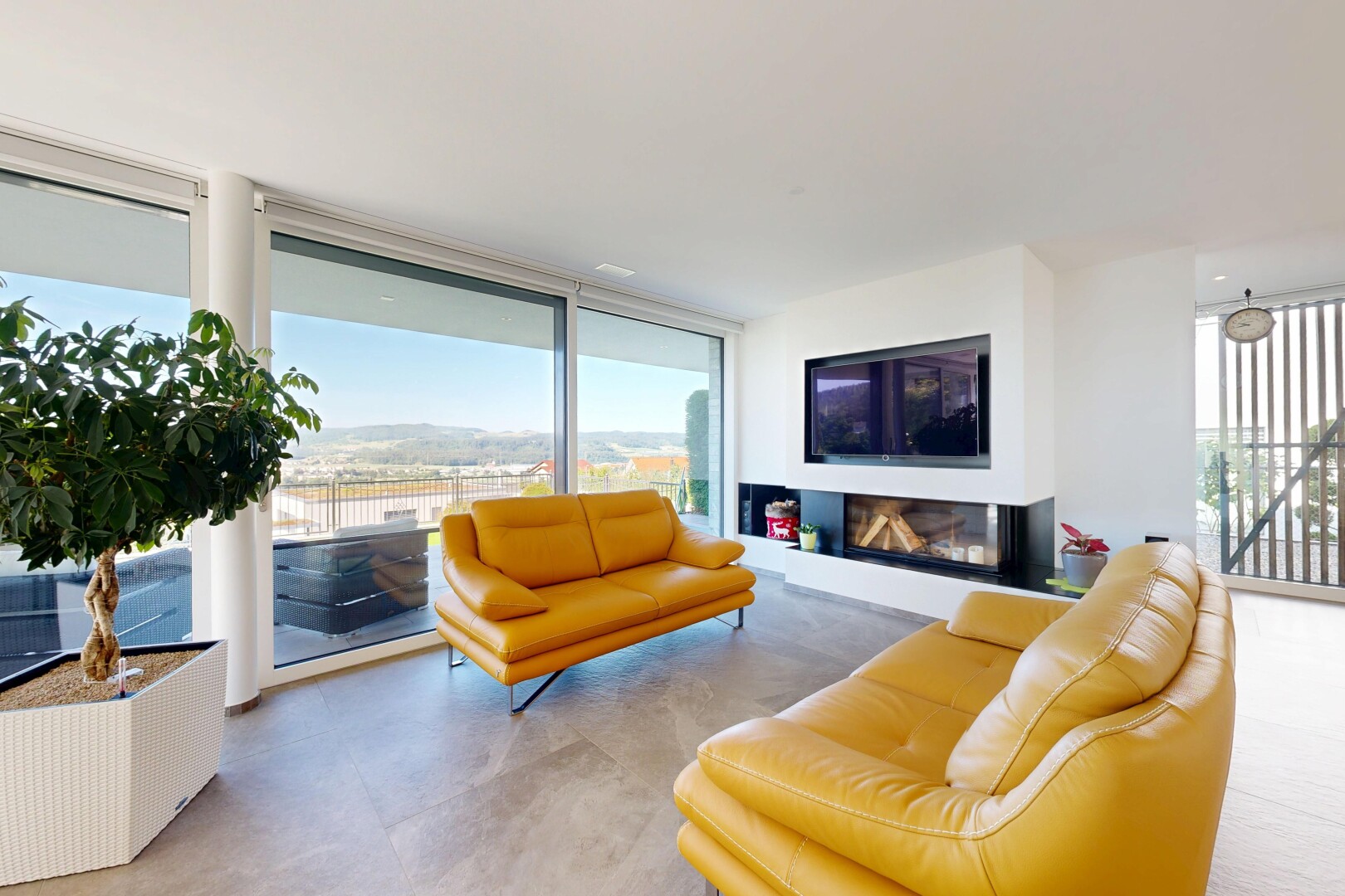 wohnzimmer mit floor ceiling windows, bodendeckenfenster, inside property, natural light, und natürliches licht