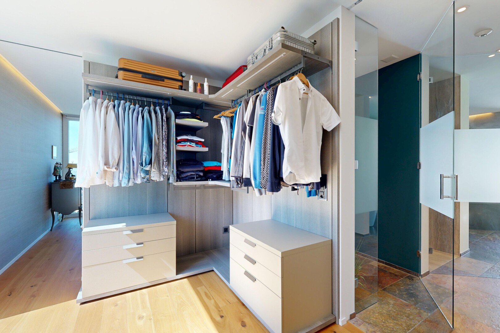 begehbarer kleiderschrank mit light floor, wood finish floor, und holzfußboden