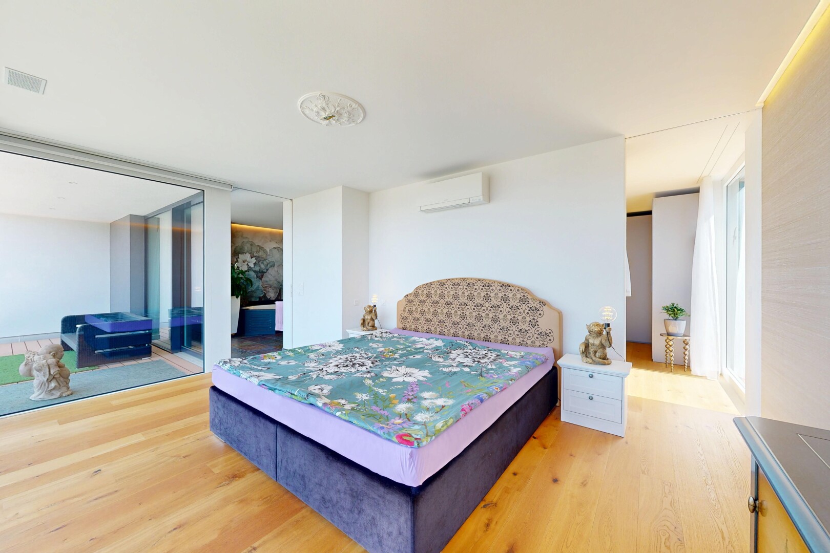 zimmer / schlafzimmer mit holzfußboden, wood finish floor, inside property, light floor, und gipskartonwand
