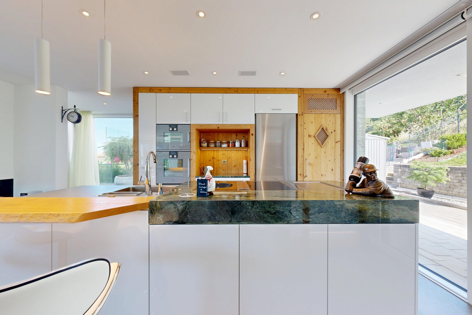 küche mit natural light, natürliches licht, white cabinets, weiße schränke, und pendant lighting