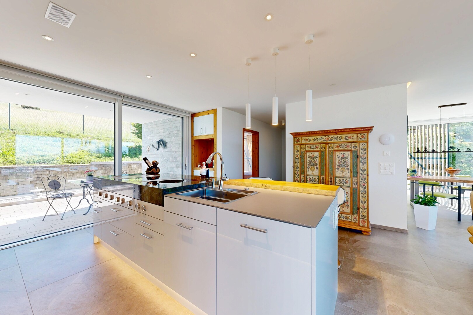 küche mit concrete floor, betonboden, pendant lighting, pendelleuchte, und white cabinets