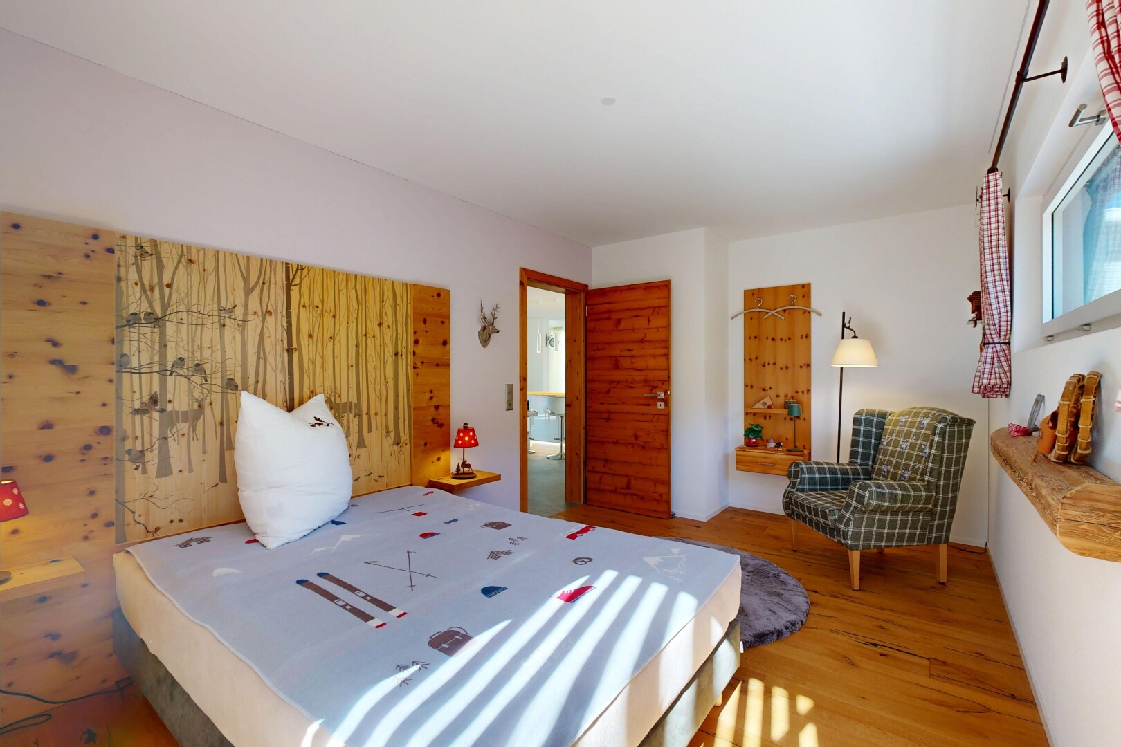 zimmer / schlafzimmer mit gipskartonwand, drywall, holzfußboden, wood finish floor, und inside property