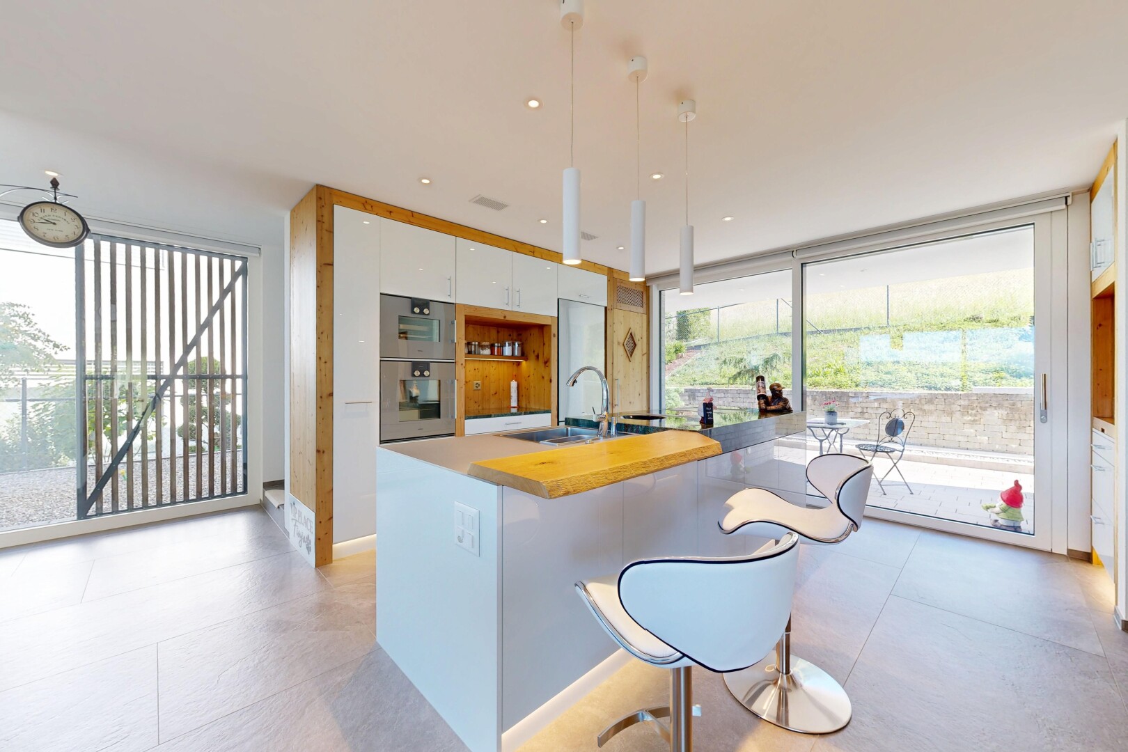 küche mit weiße schränke, white cabinets, inside property, natürliches licht, und küchenbar