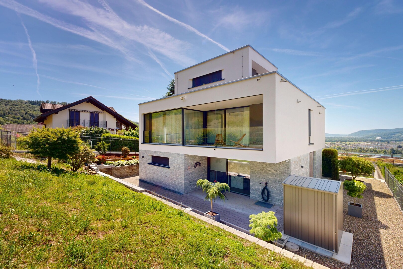 außenansicht mit day time, steinverkleidung, glasverkleidung, terrasse, und property visible