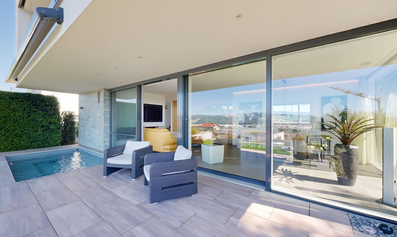 terrasse mit schwimmbad, from property, und day time