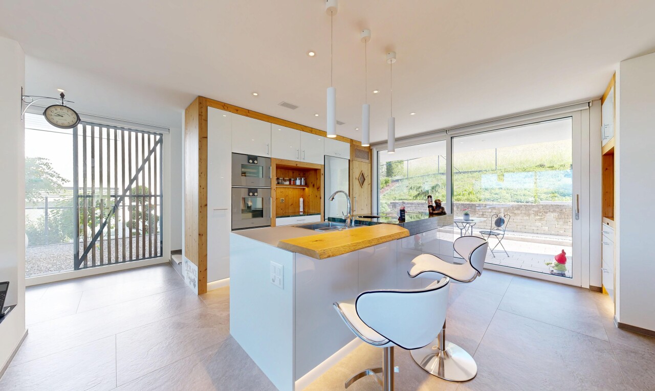 küche mit weiße schränke, white cabinets, inside property, natürliches licht, und küchenbar