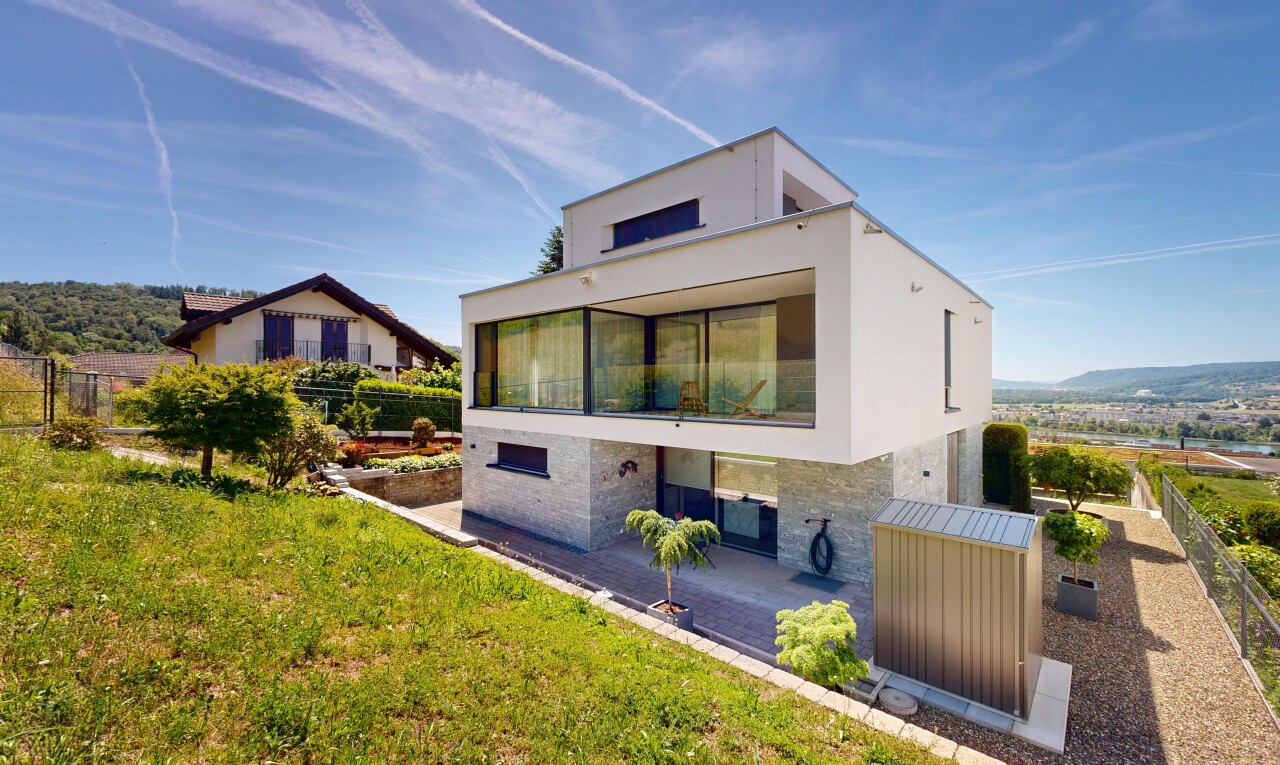 außenansicht mit day time, steinverkleidung, glasverkleidung, terrasse, und property visible