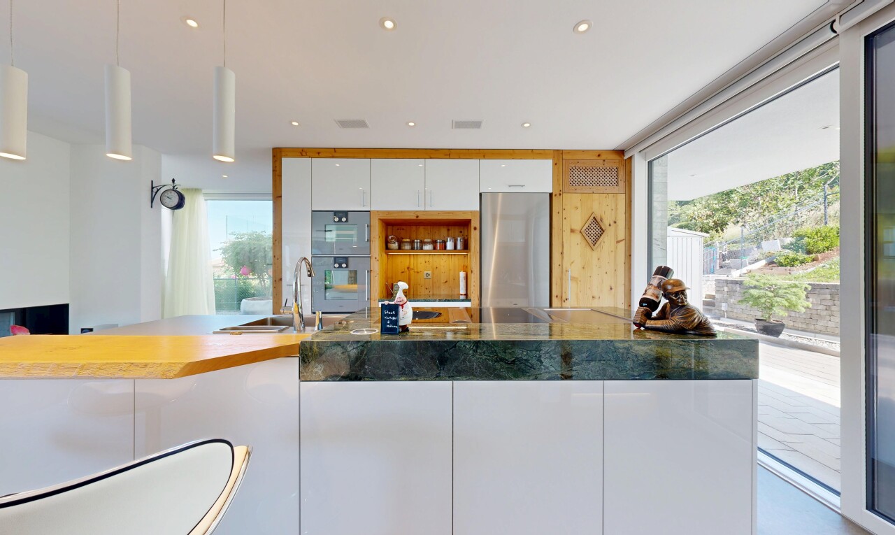 küche mit natural light, natürliches licht, white cabinets, weiße schränke, und pendant lighting