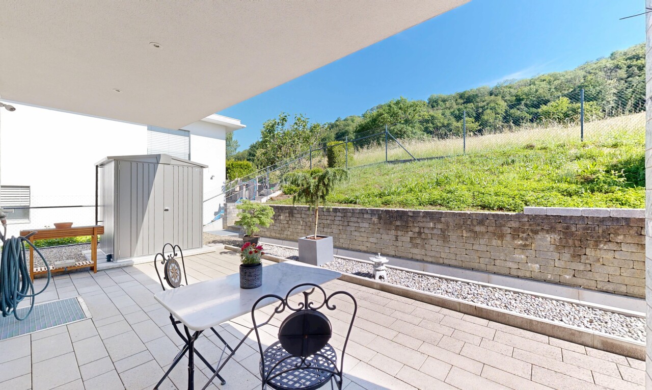 terrasse mit schuppen, from property, außenansicht, zaun, und day time