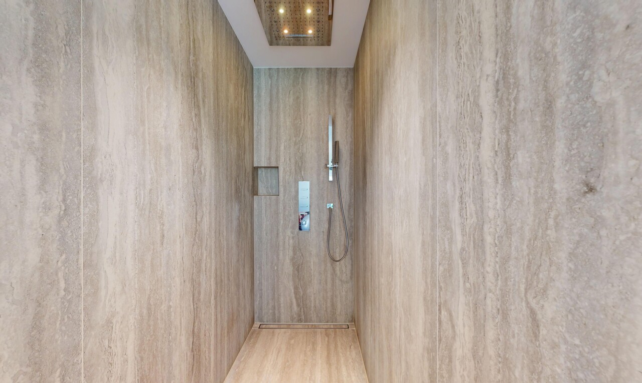 bad mit dusche, komplettes badezimmer, light floor, inside property, und wood finish floor