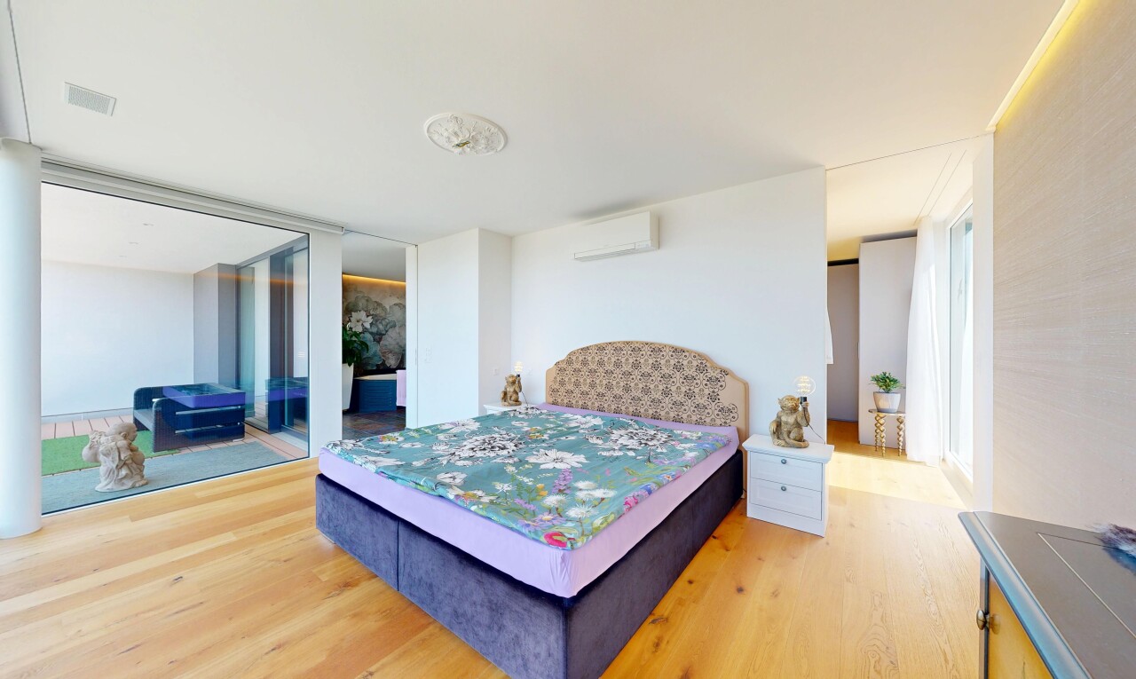 zimmer / schlafzimmer mit holzfußboden, wood finish floor, inside property, light floor, und gipskartonwand