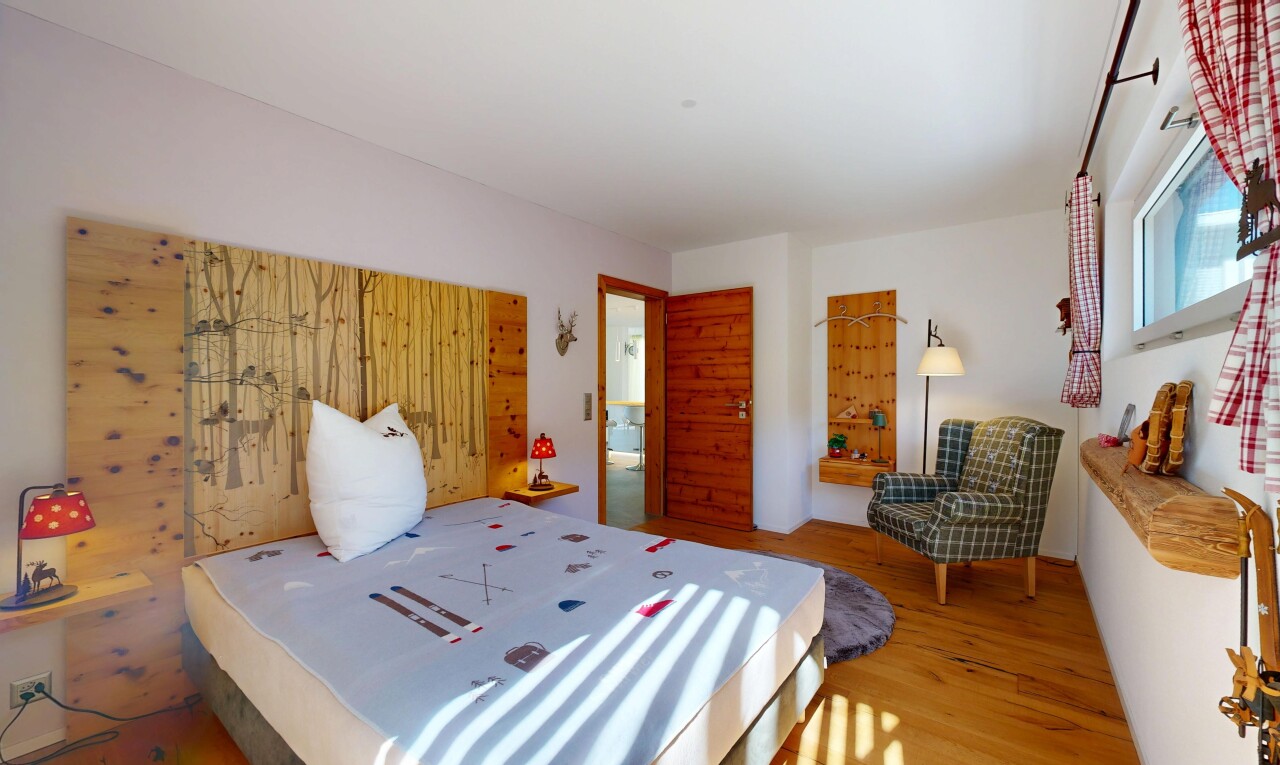 zimmer / schlafzimmer mit gipskartonwand, drywall, holzfußboden, wood finish floor, und inside property