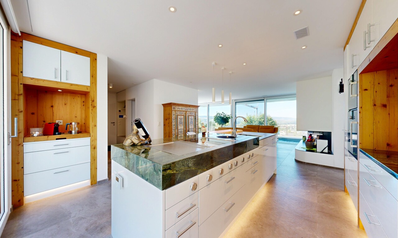 küche mit white cabinets, weiße schränke, inside property, natural light, und natürliches licht