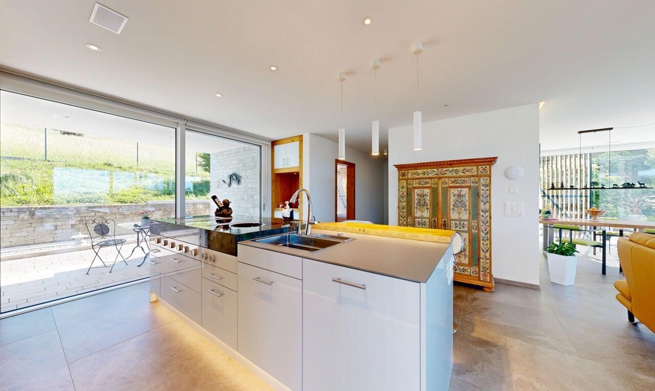 küche mit concrete floor, betonboden, pendant lighting, pendelleuchte, und white cabinets