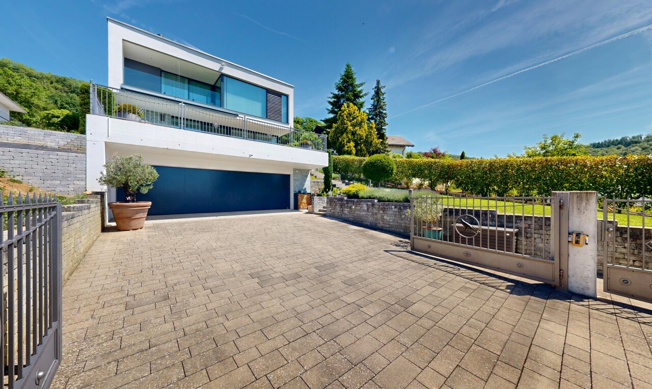 terrasse mit day time, balkon, from property, zaun, und eingebaute garage