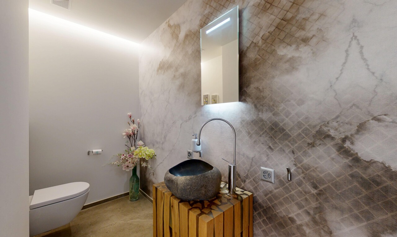 bad mit spiegel, inside property, waschbecken, schminktisch, und gäste-wc