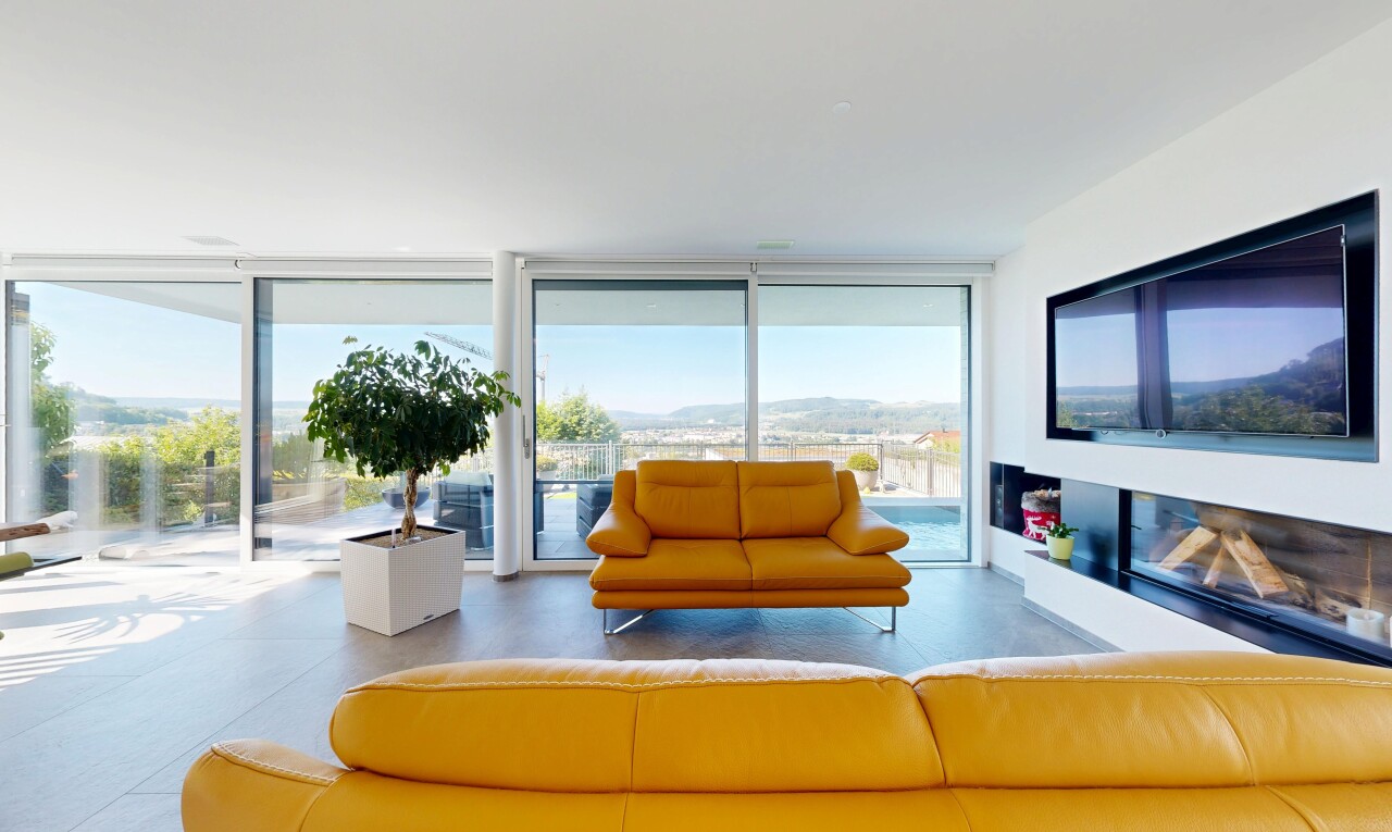 wohnzimmer mit inside property, bodendeckenfenster, floor ceiling windows, natürliches licht, und natural light