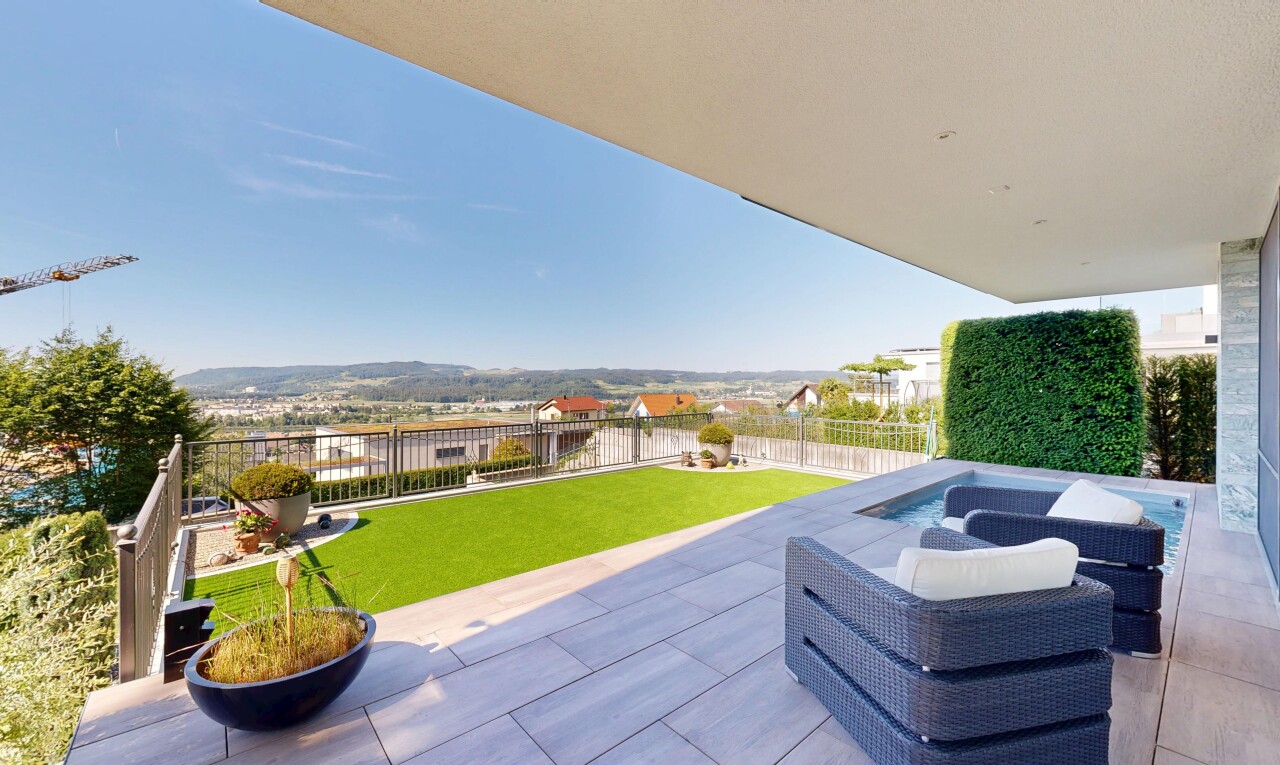 terrasse mit from property, rasen, day time, zaun, und terrasse