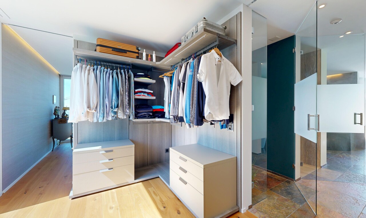 begehbarer kleiderschrank mit light floor, wood finish floor, und holzfußboden