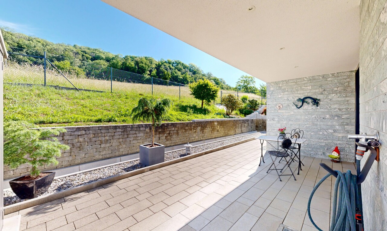 terrasse mit terrasse, zaun, from property, und day time