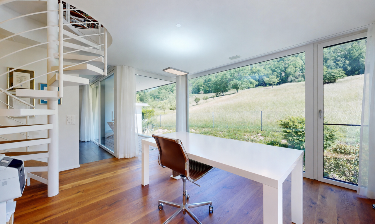 büro mit inside property, holzfußboden, wood finish floor, natürliches licht, und natural light