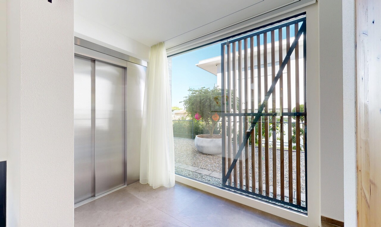 balkon mit day time und aufzug