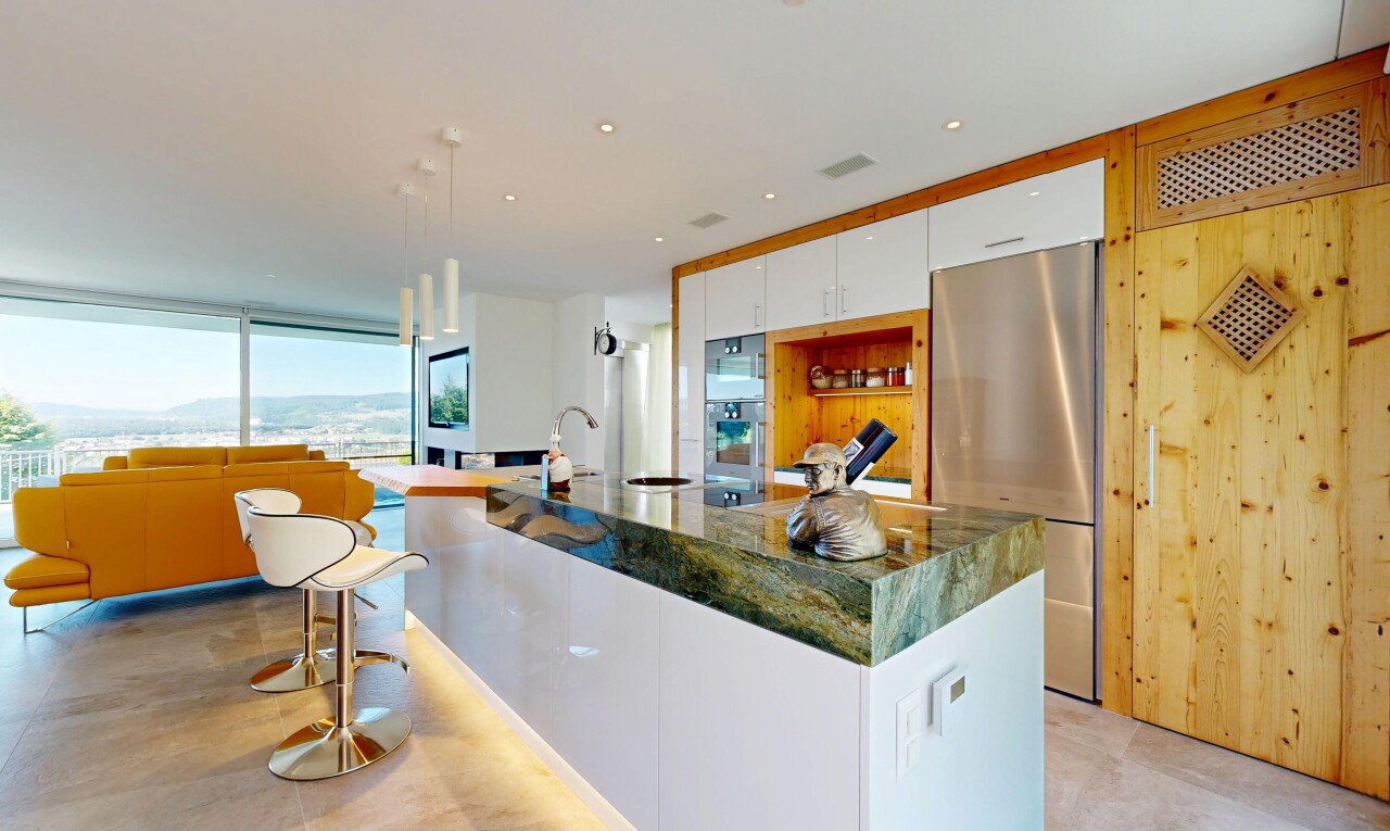 küche mit inside property, weiße schränke, white cabinets, kühlschrank, und natürliches licht