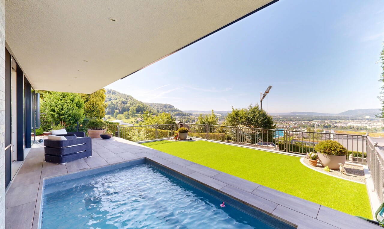 schwimmbad mit from property, rasen, zaun, schwimmbad, und day time