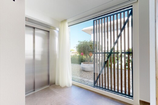 balkon mit day time und aufzug