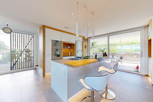 küche mit weiße schränke, white cabinets, inside property, natürliches licht, und küchenbar
