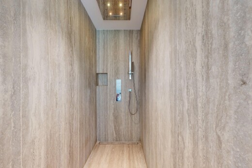 bad mit dusche, komplettes badezimmer, light floor, inside property, und wood finish floor