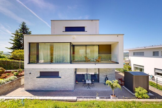außenansicht mit day time, property visible, ziegelverkleidung, terrasse, und glasverkleidung