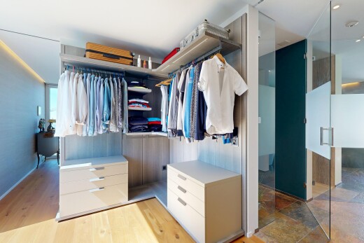 begehbarer kleiderschrank mit light floor, wood finish floor, und holzfußboden