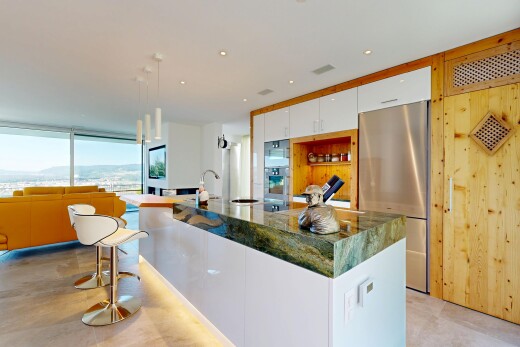 küche mit inside property, weiße schränke, white cabinets, kühlschrank, und natürliches licht
