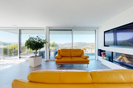 wohnzimmer mit inside property, bodendeckenfenster, floor ceiling windows, natürliches licht, und natural light