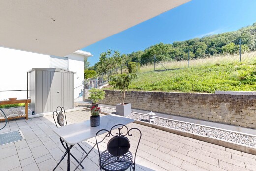 terrasse mit schuppen, from property, außenansicht, zaun, und day time