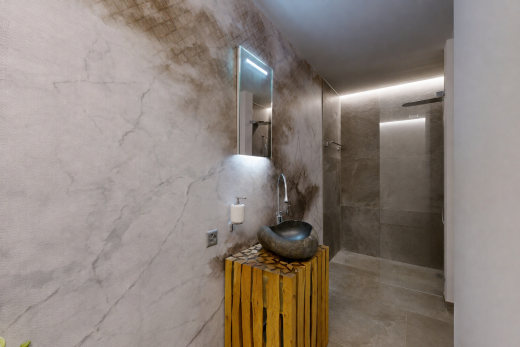 bad mit dusche, schminktisch, spiegel, waschbecken, und inside property