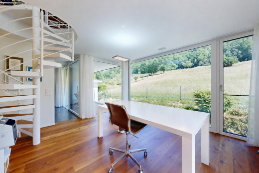 büro mit inside property, holzfußboden, wood finish floor, natürliches licht, und natural light