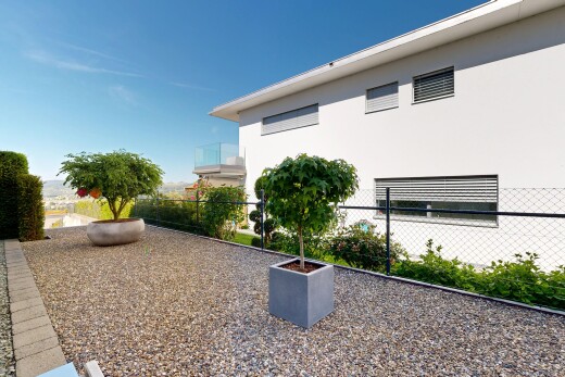 terrasse mit zaun und day time