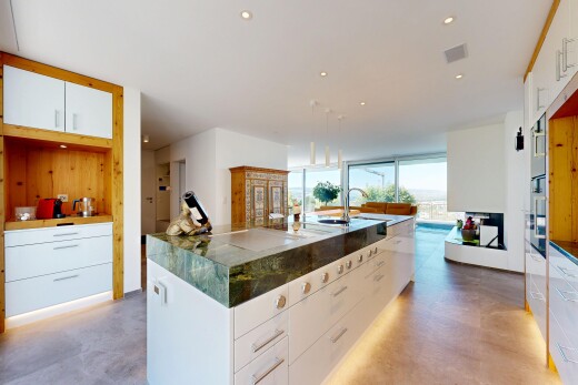 küche mit white cabinets, weiße schränke, inside property, natural light, und natürliches licht
