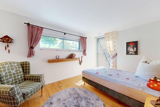zimmer / schlafzimmer mit gipskartonwand, drywall, holzfußboden, wood finish floor, und inside property