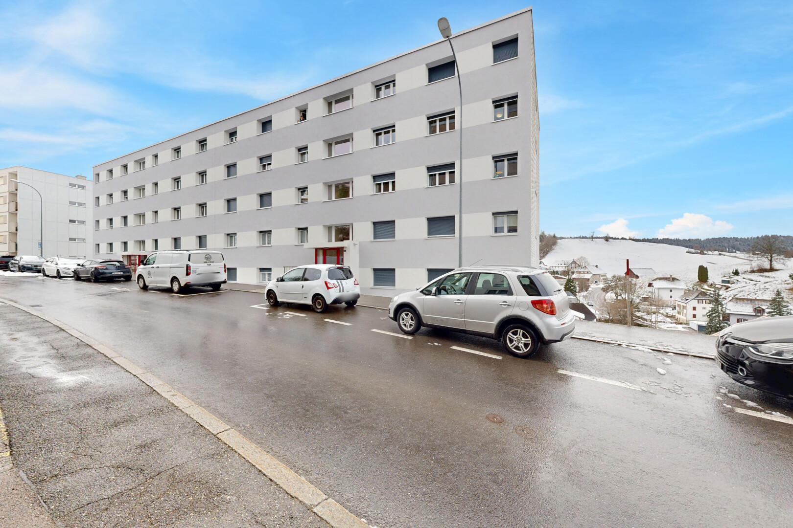 extérieur du bâtiment avec apartment complex view, vue sur le complexe d'appartements, et day time