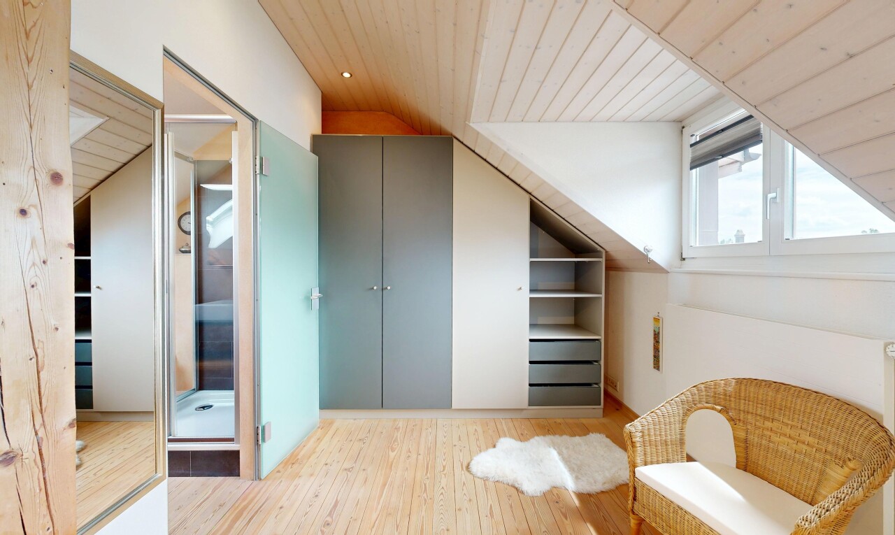 chambre avec drywall, cloison sèche, inside property, vaulted ceiling, et plafond voûté