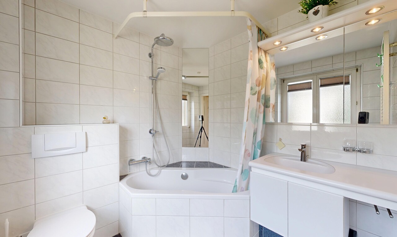 salle de bains avec douche-bain combinés, tile wall, mur en carrelage, salle de bain complète, et inside property