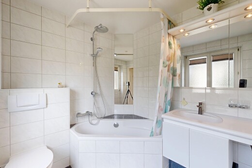 salle de bains avec douche-bain combinés, tile wall, mur en carrelage, salle de bain complète, et inside property