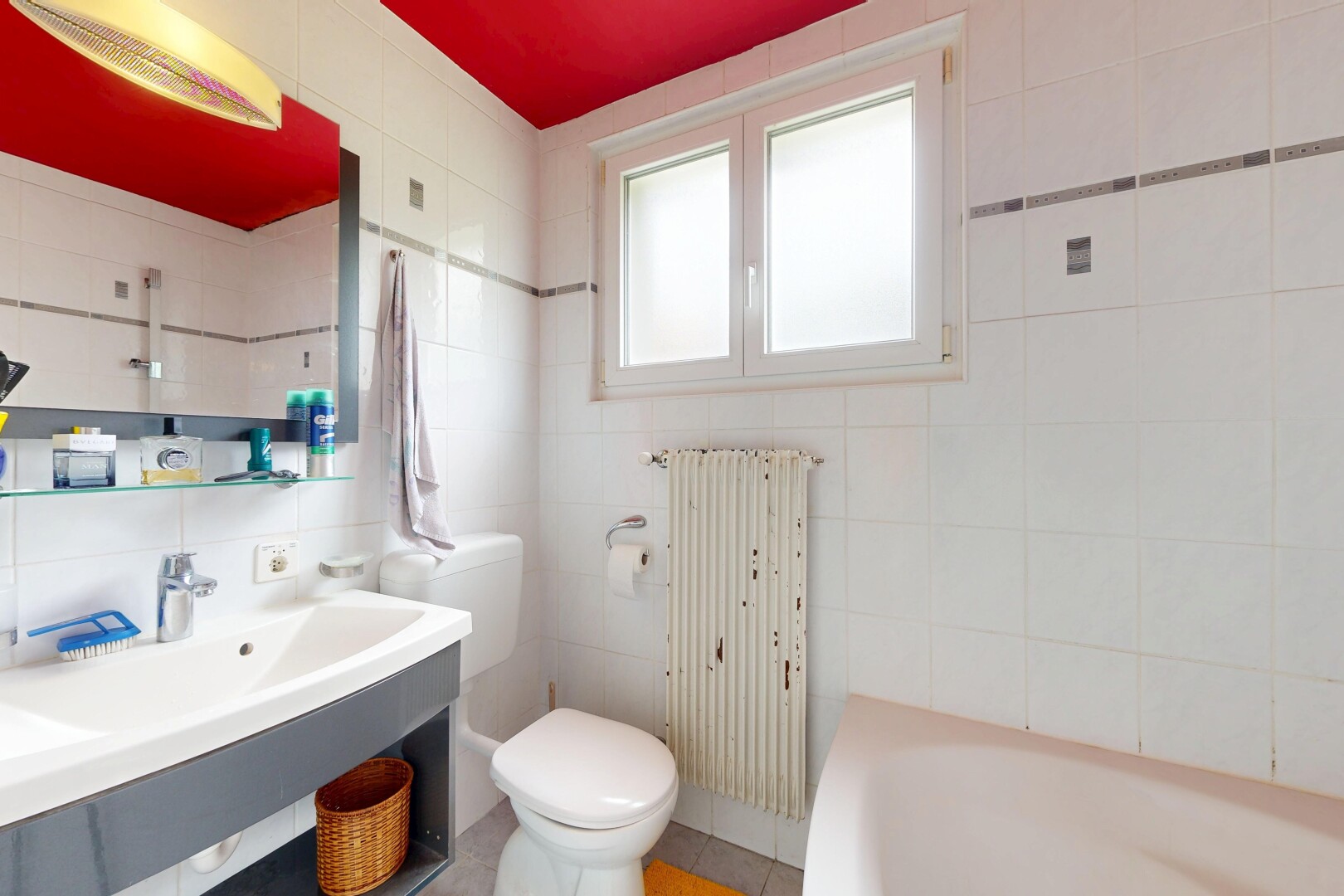 salle de bains avec miroir, salle de bain complète, bain, toilette, et inside property