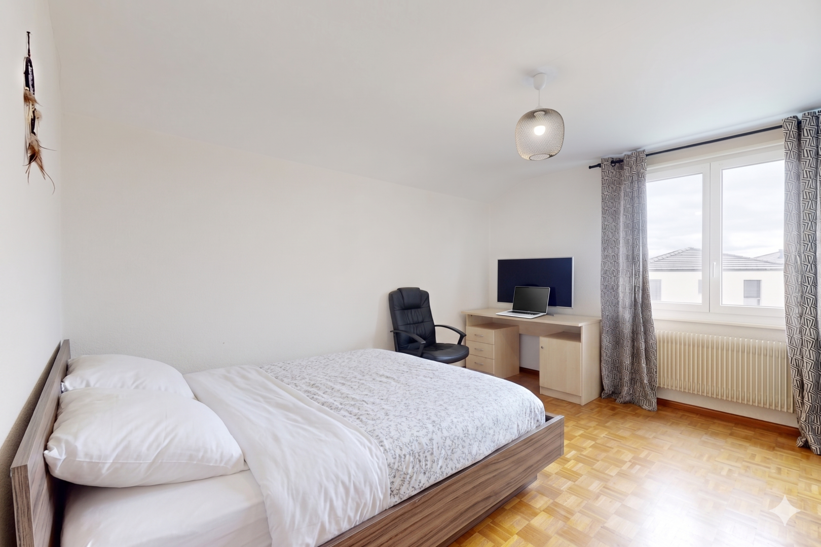 chambre avec sol en finition bois, wood finish floor, parquet floor, espace bureau, et inside property