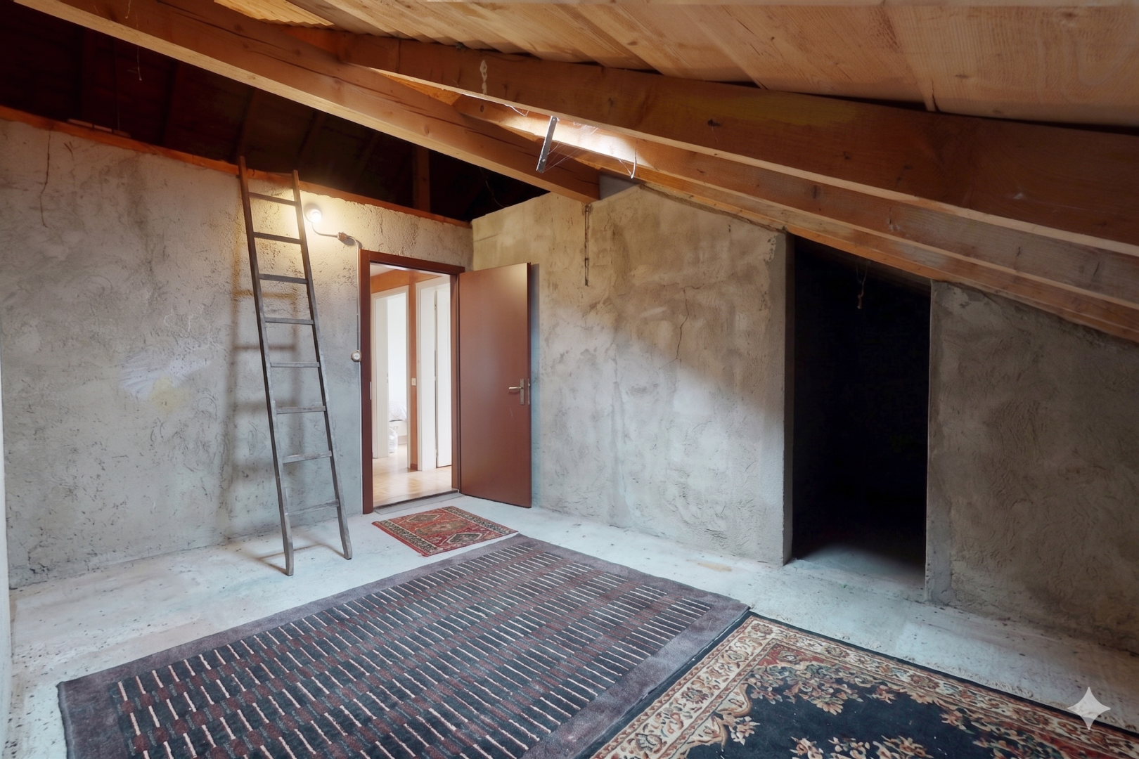 réception / lobby avec concrete wall, inside property, concrete floor, et vaulted ceiling