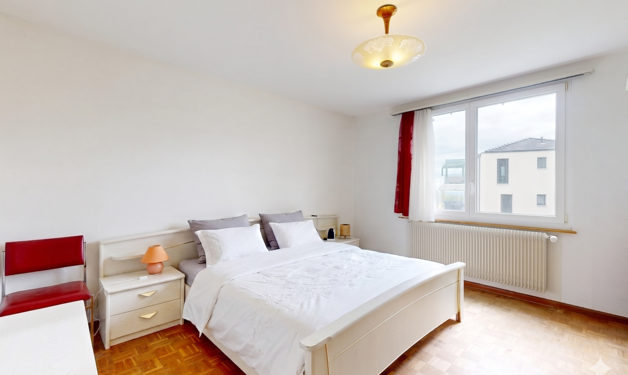 chambre avec parquet floor, sol en finition bois, wood finish floor, radiateur, et inside property