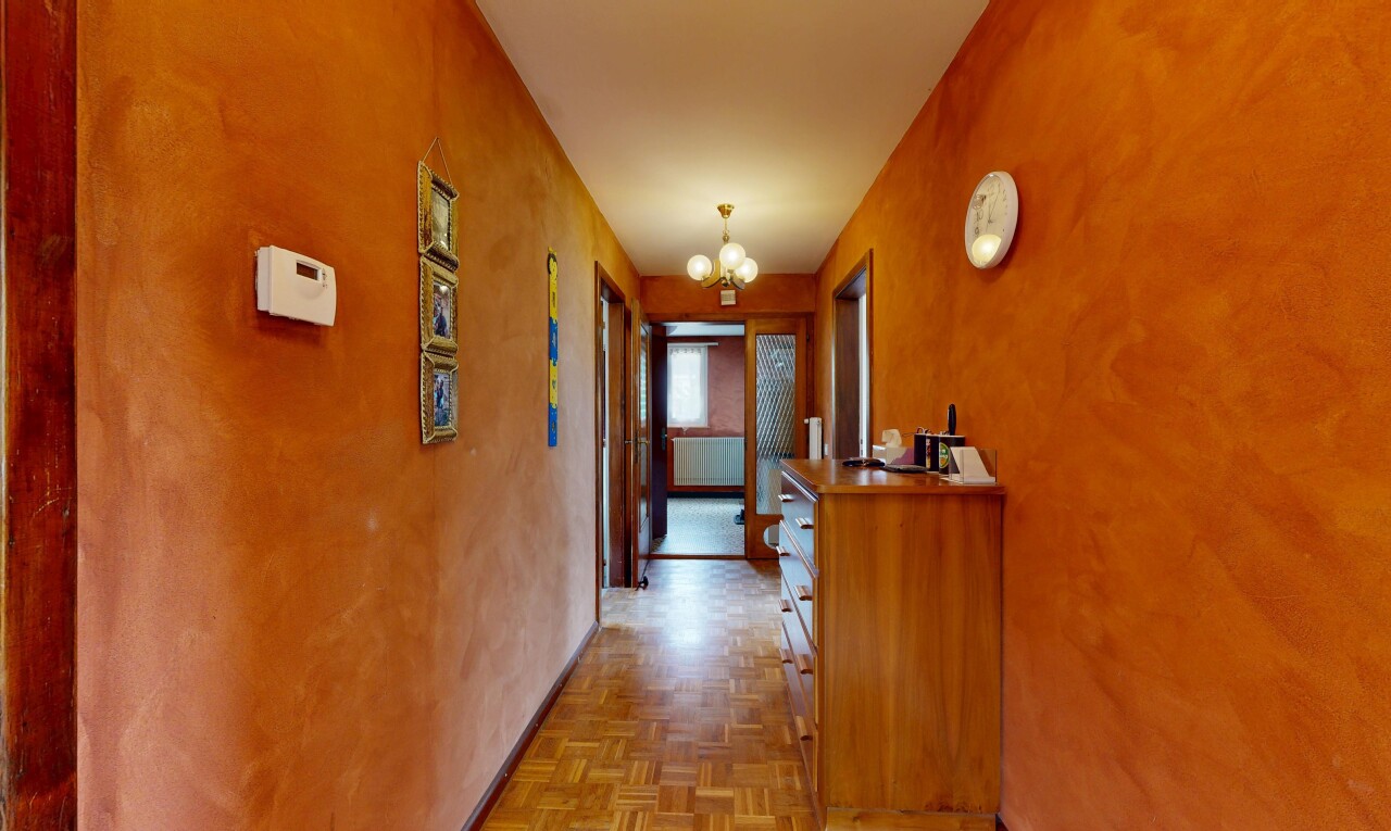 couloir avec lustre remarquable, parquet floor, sol en finition bois, wood finish floor, et inside property